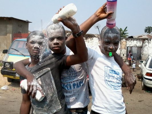 Trois bacheliers congolais en train de fêter leur réussite/2013 Photo : Will Cleas Nlemvo